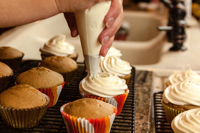 Recipes for Stuffed Cupcakes That Are Surprisingly Easy
