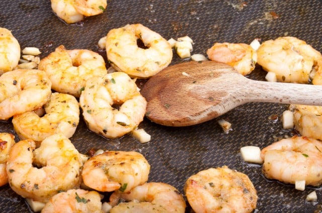 Shrimp cooking with garlic