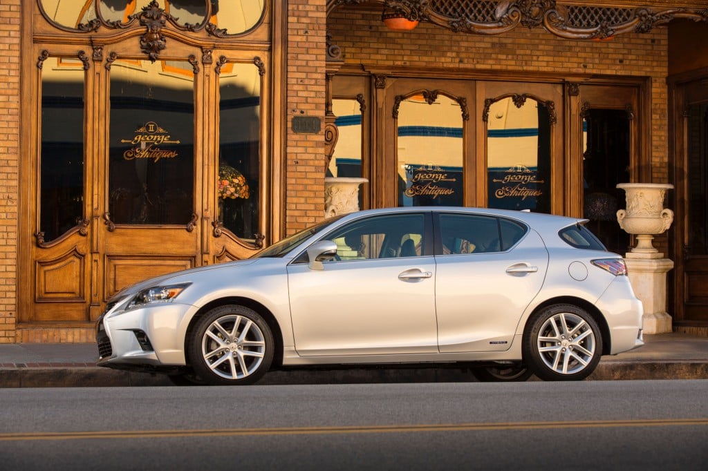 2014_Lexus_CT_200h_027