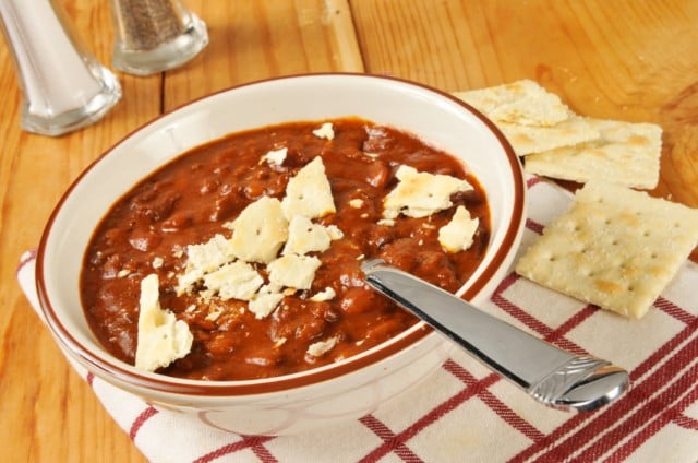 Chili, Saltine crackers