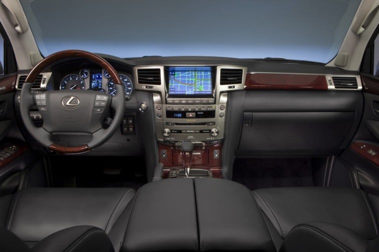 2013_Lexus_LX_570_020