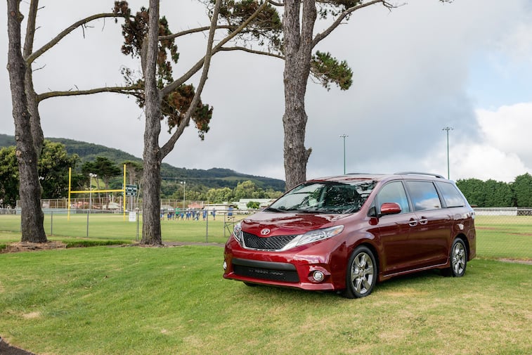 2015_Toyota_Sienna_003