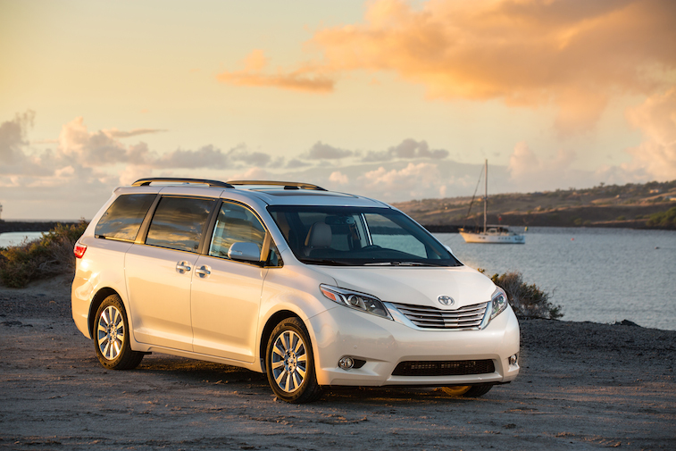 2015_Toyota_Sienna_Limited_03.jpg