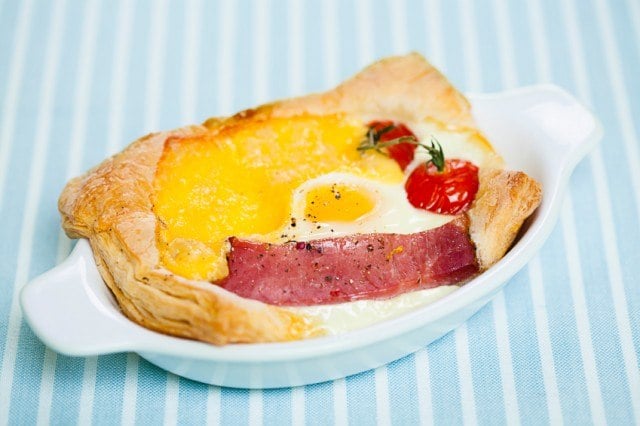 Puff-pastry with ham and egg