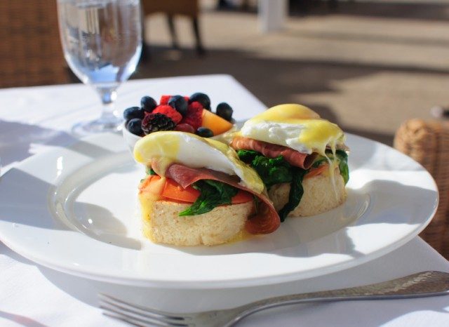 Eggs benedict with fruit