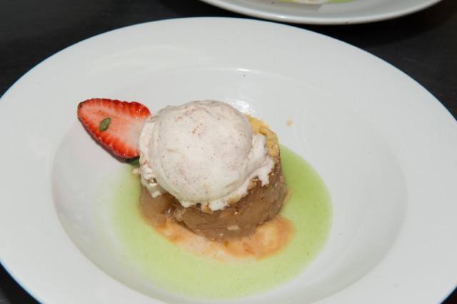 Apple Crumble, ice cream, cinnamon, strawberry