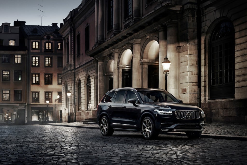 A black Volvo XC90 T8 sits parked on a city street