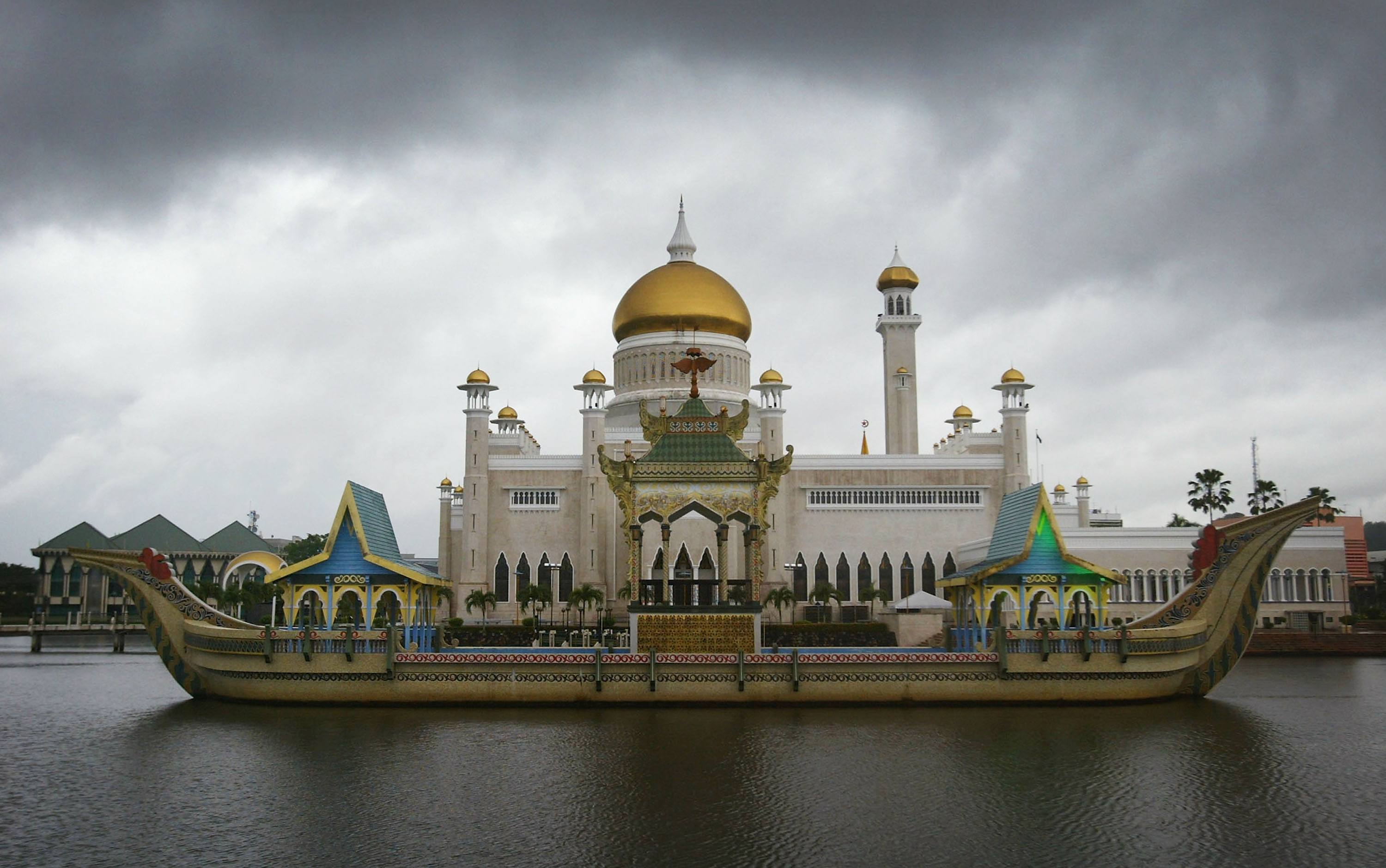 The Sultan Omar Ali Saifuddien Mosque in Brunei 