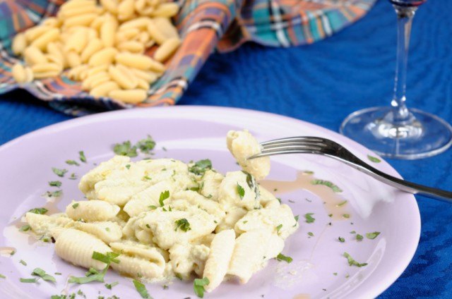 gnocchi pasta, pesto, ricotta cheese