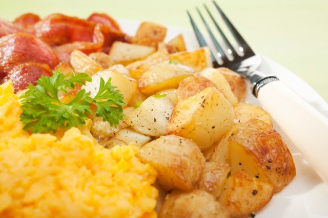breakfast of eggs, potatoes, and bacon