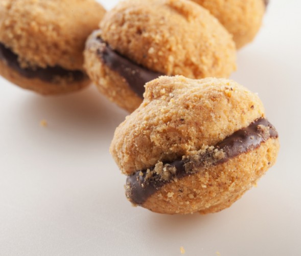 Baci di dama, Italian Sandwich Cookie