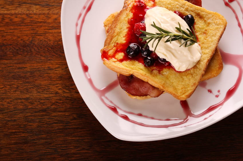 french toast with berries 
