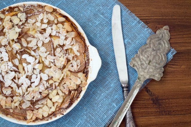 Tart with pear and almond