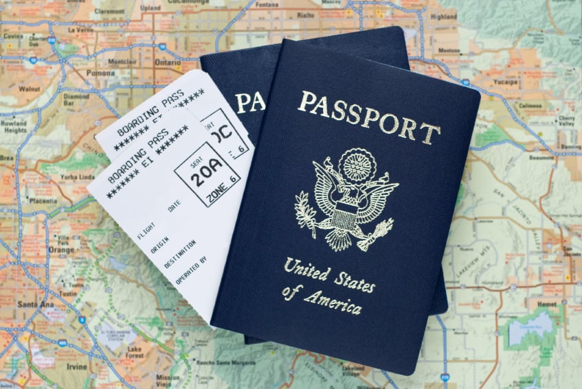 Karty pokładowe do samolotu i paszport