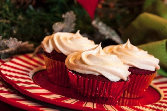 cakes de veludo vermelho com cobertura de baunilha