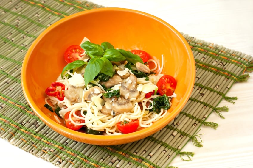 spaghetti with spinach, tomatoes, and mushrooms