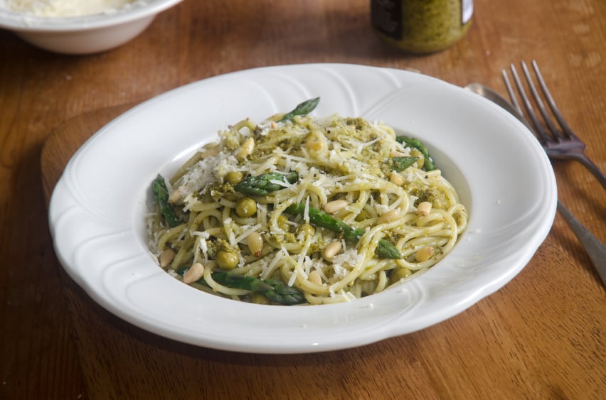Pesto pasta, spaghetti with peas and asparagus