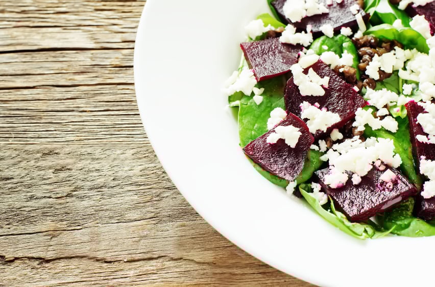 salad with beets, spinach and goat cheese