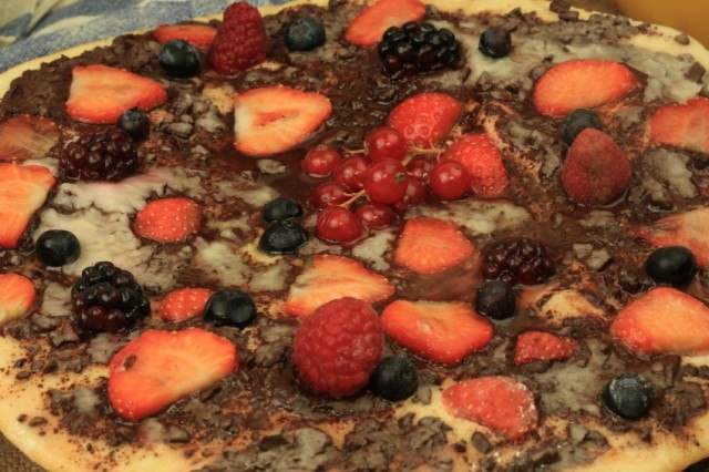 berry chocolate pizza