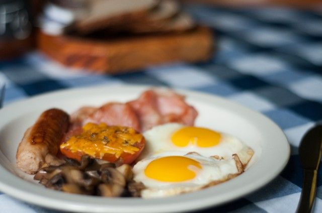 plate of breakfast fods