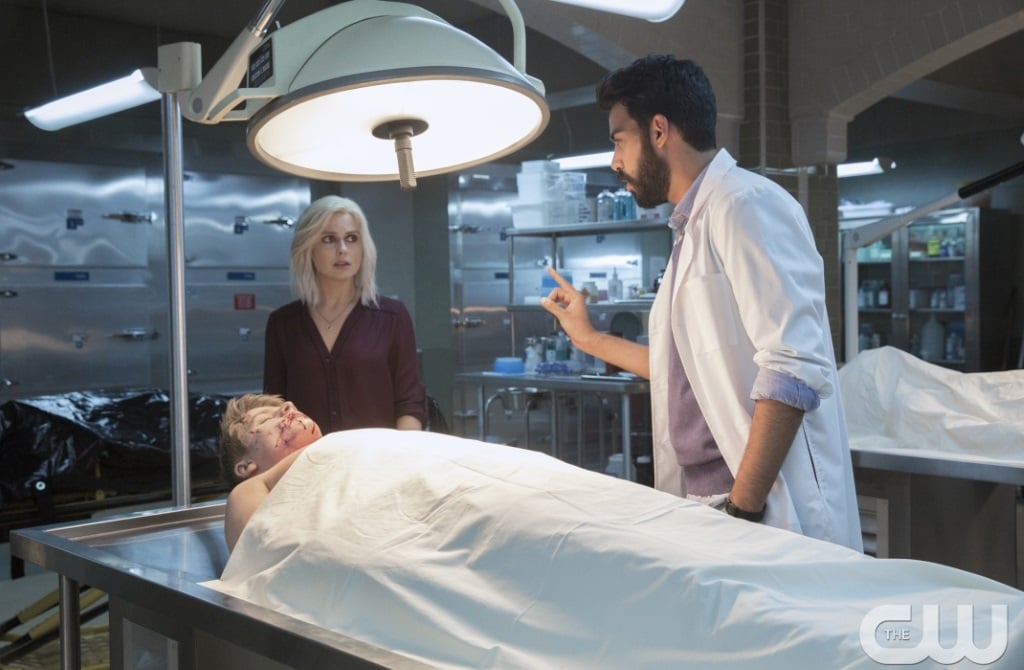 Rose McIver talks to a man while standing next to a corpse in iZombie