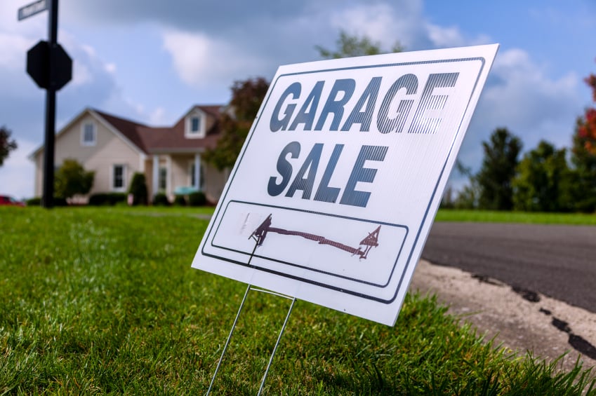 garage sale sign 