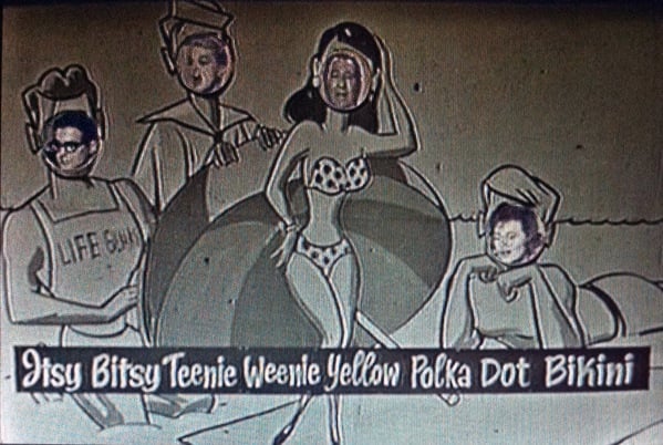 Cuatro famosos meten la cabeza en una escena de cartón recortado en El show de Jackie Gleason