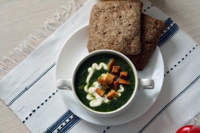 green soup with croutons and cream