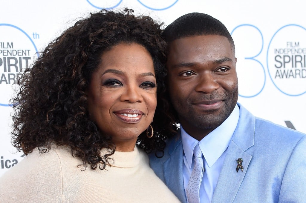 Oprah Winfrey and David Oyelowo pose close together on the red carpet.