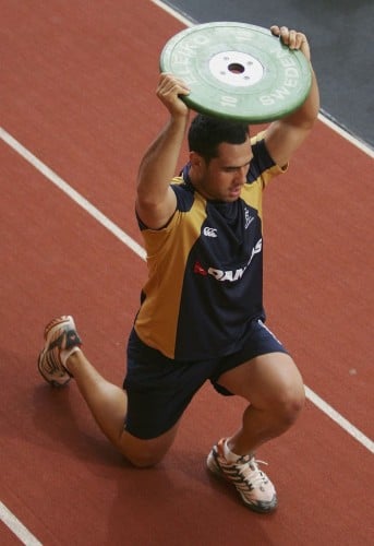 eorge Smith of the Wallabies performs lunges during a strength and conditioning session during a Wallabies World Cup training camp at the Australian Institute of Sport January 4, 2007 in Canberra, Australia. (Photo by Cameron Spencer/Getty Images)