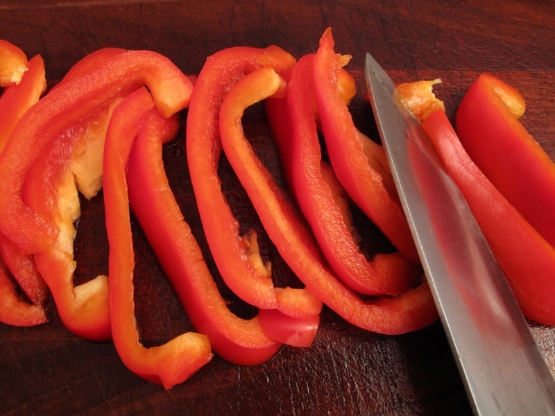 Slicing red bell pepper