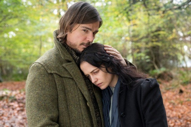 Josh Hartnett and Eva Green stand together in a scene from Penny Dreadful