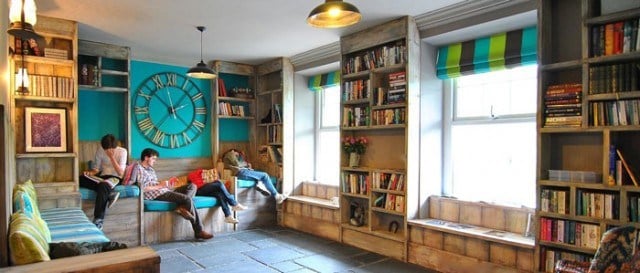 Plas Curig Hostel lounge area and library