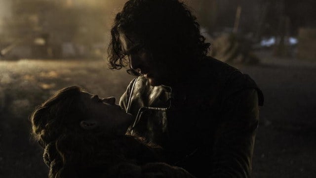 Jon Snow holds Ygritte's as she dies