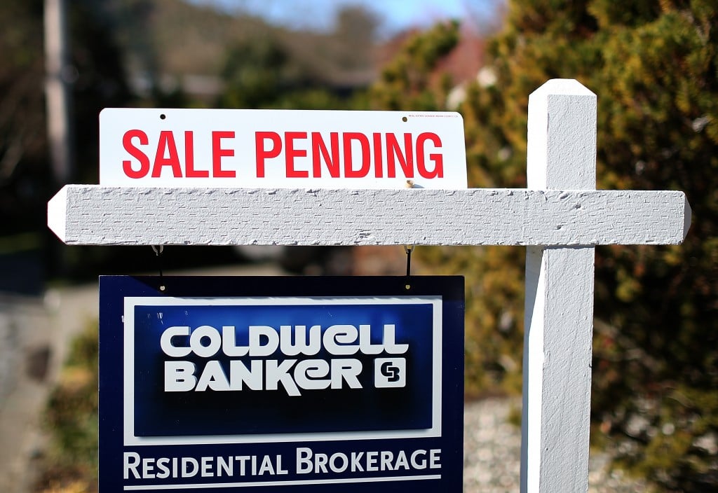 sale pending sign real estate