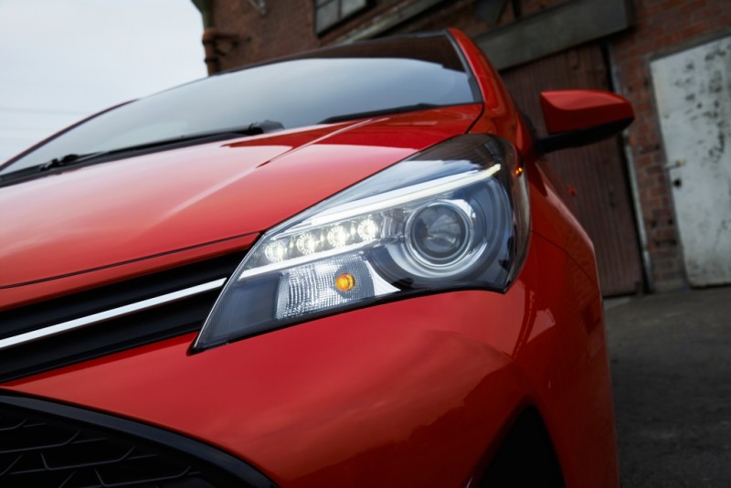 2015_Toyota_Yaris_006