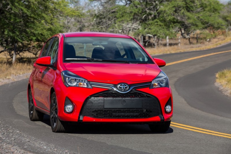 2015_Toyota_Yaris_SE_013