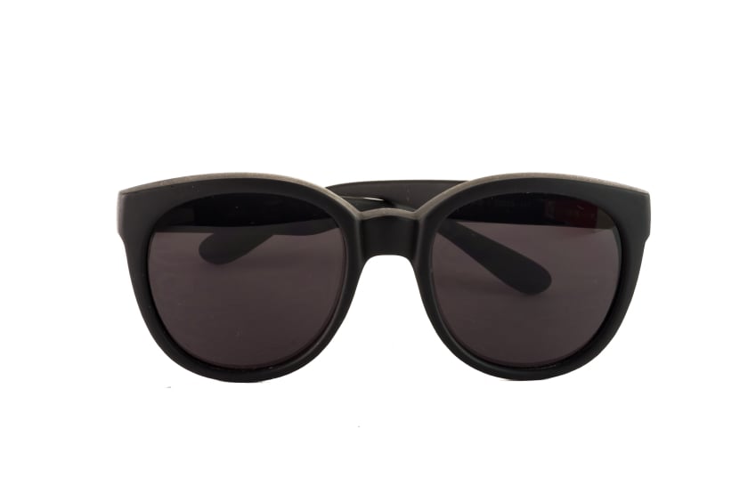 Big sunglasses with dark glasses