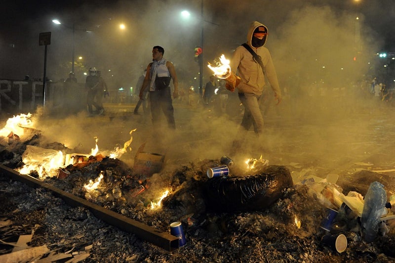 Looters in Caracas, the city with the top spot on the list of the most dangerous cities in the world