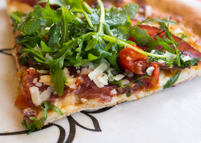 tomato arugula and bacon pizza