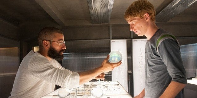 Oscar Isaac and Domhnall Gleeson in 'Ex Machina'
