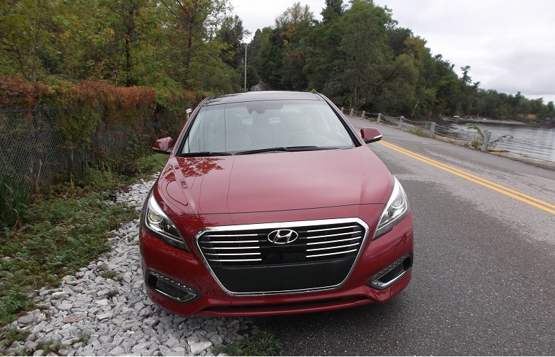 Sonata hybrid 2016 Eric Schaal/Autos Cheat Sheet