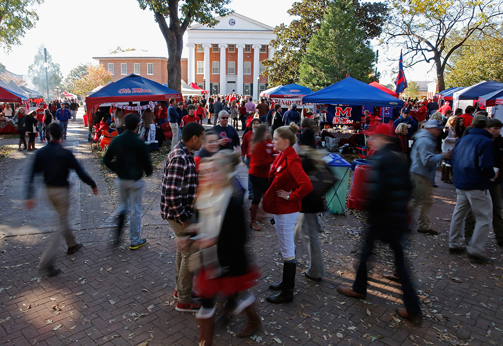 Ole Miss fans, tailgate