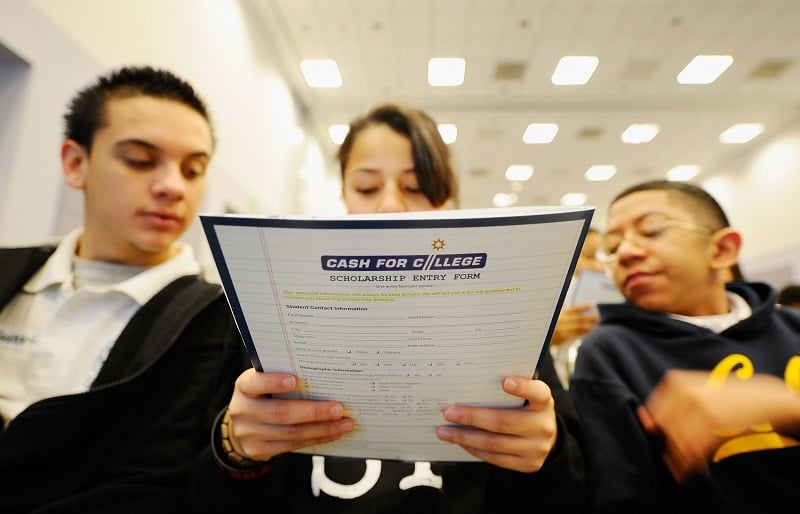 high school students at college fair