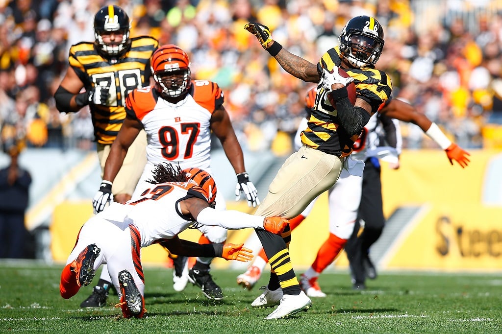 of the Pittsburgh Steelers of the Cincinnati Bengals during the game at Heinz Field on November 1, 2015 in Pittsburgh, Pennsylvania.