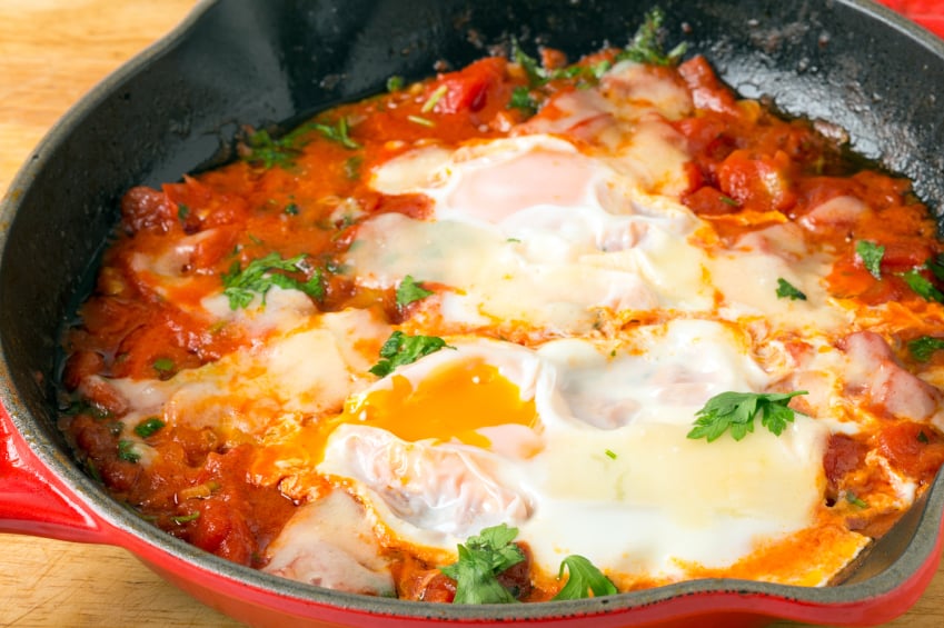 poached eggs in tomato sauce