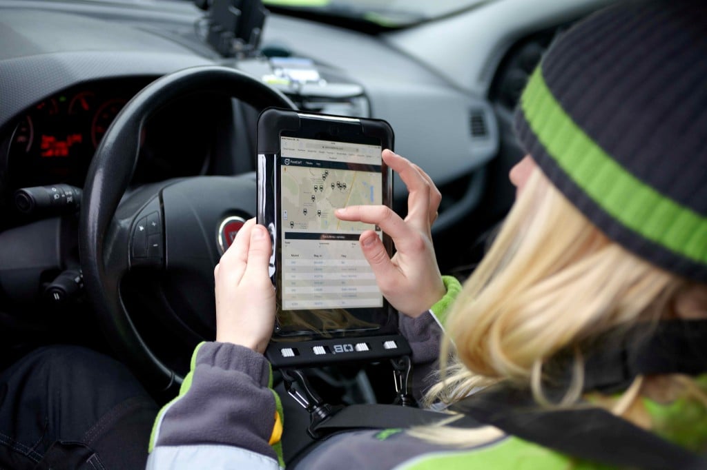 139120_Volvo_Cars_demonstrates_the_potential_of_connected_cars_with_deliveries