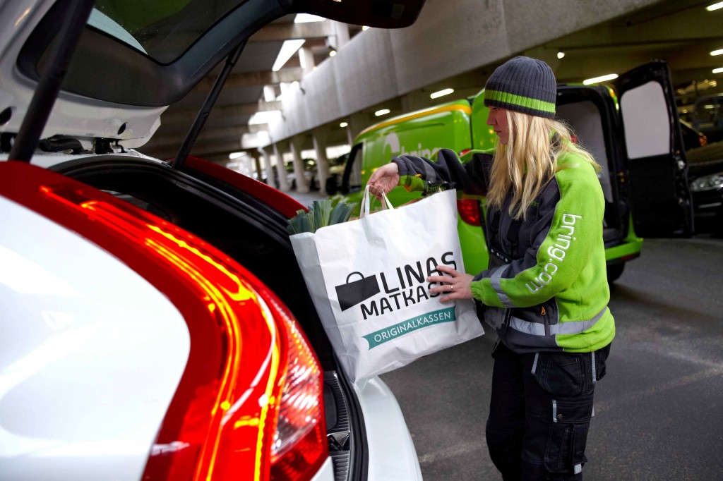 139122_Volvo_Cars_demonstrates_the_potential_of_connected_cars_with_deliveries