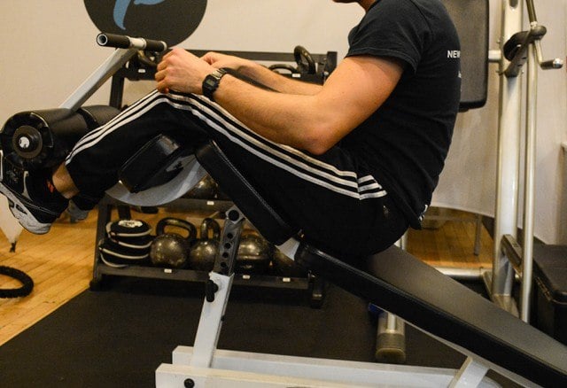 Giacomo Barbieri demonstrating incorrect form for ab exercises