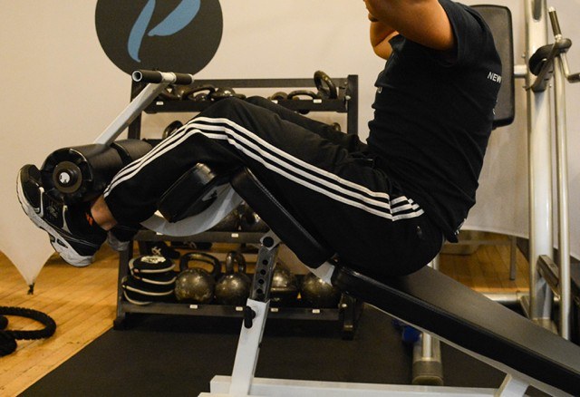Giacomo Barbieri demonstraing correct form for ab exercises